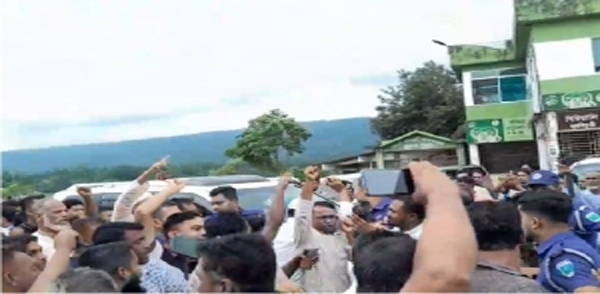 দুই উপদেষ্টার গাড়িবহর আটকের ঘটনায় ১৫৯ জনের বিরুদ্ধে মামলা